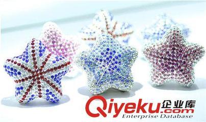 DAD鑲鉆五角星風(fēng)口香水 鑲鉆五角星汽車飾品 水晶鉆海星風(fēng)口香膏-饒平縣海山路士達汽車裝飾用品經(jīng)營部提供DAD鑲鉆五角星風(fēng)口香水 鑲鉆五角星汽車飾品 水晶鉆海星風(fēng)口香膏的相關(guān)介紹、產(chǎn)品、服務(wù)、圖片、價格饒平縣海山路士達汽車裝飾用品經(jīng)營部、汽車防爆膜;汽車改裝件;LED燈;汽車飾品;汽車香水;車載小電器;車衣